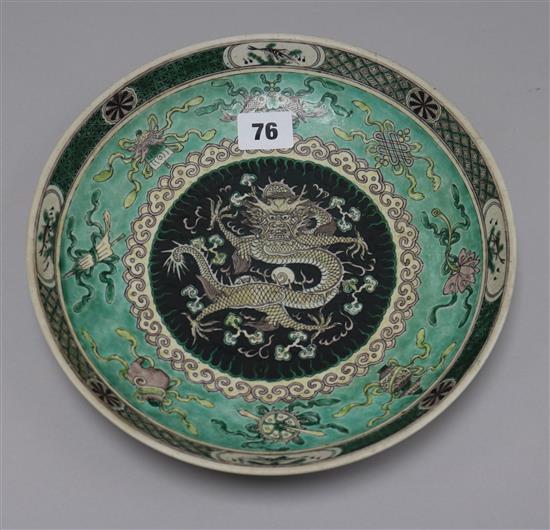 A Chinese famille verte dish (cracked) D.25cm.